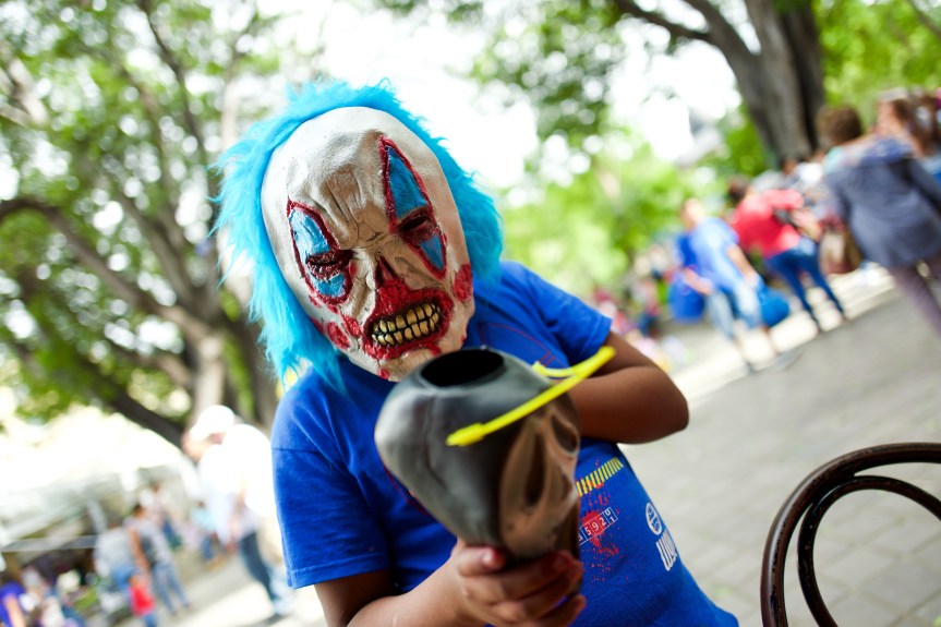 Give me your pe$o$ pinche gringo!